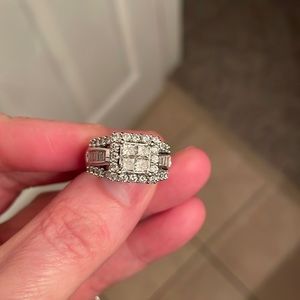 14k white Gold 2CTTW ring size 7